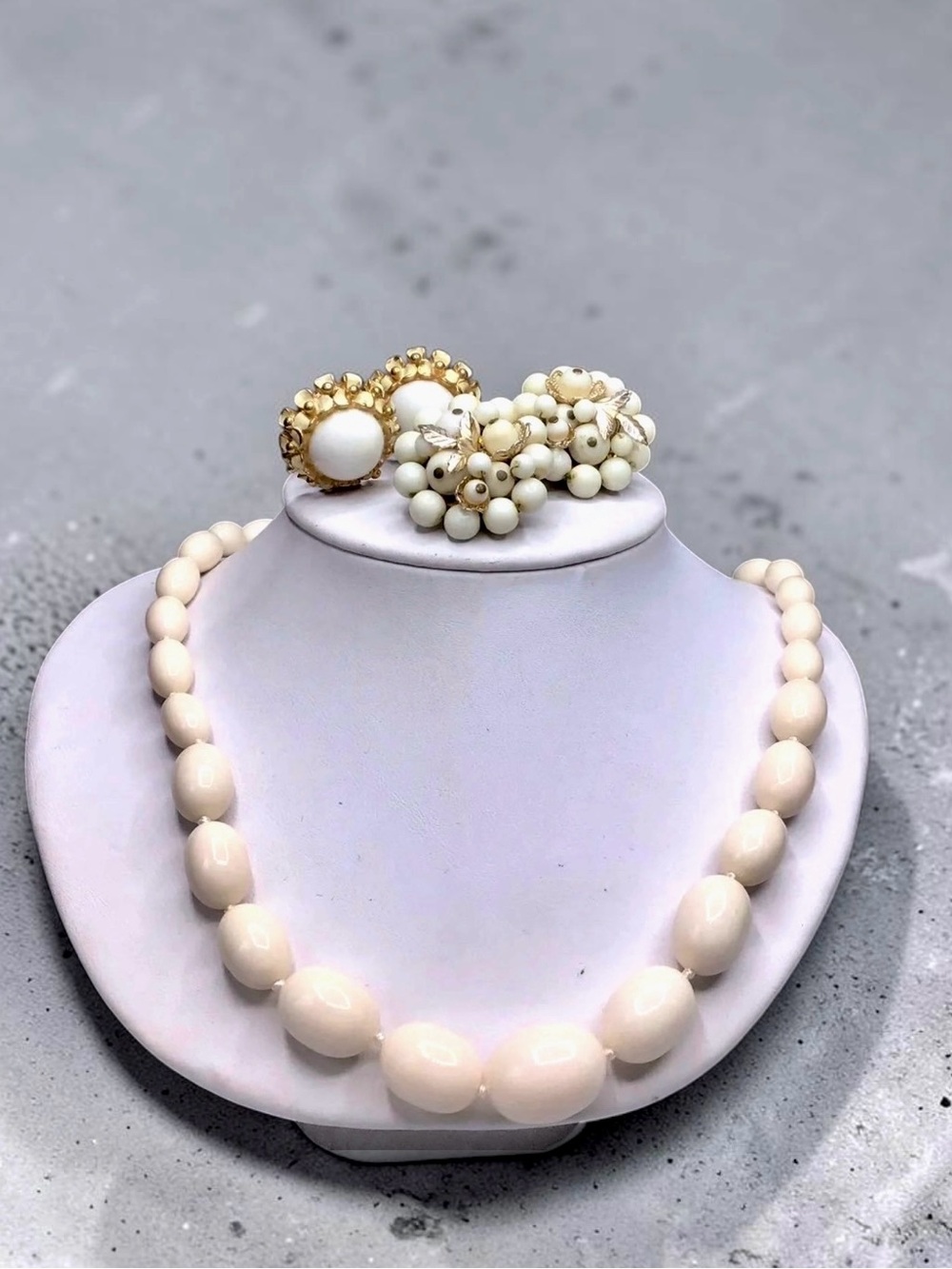 🌺Vintage Lucite Necklace & TWO Pairs of Earrings